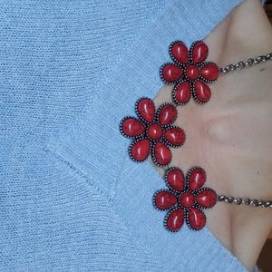 $6✨️ w/ bundle - 3-Flower Statement Necklace (NWOT)